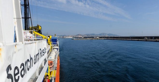Vista del barco humanitario Aquariusmientras zarpa del puerto de Marsella, en Francia, ayer, 1 de agosto de 2018. El Aquarius, que estuvo en Valencia el 17 de junio para traer junto a otros barcos a 629 inmigrantes, retomó ayer su misión de salvamento en