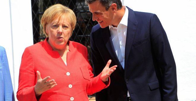 La canciller alemana, Ángela Merkel, recibida por el presidente del Gobierno español, Pedro Sánchez. EFE/A.Carrasco Ragel