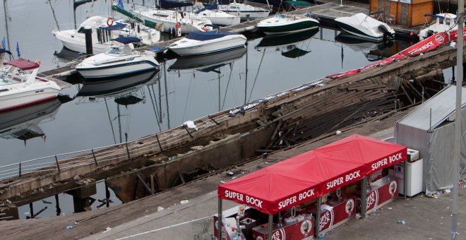 Nueve personas están ingresadas, dos de los cuales son menores, tras el derrumbe de una pasarela en Vigo. / EFE