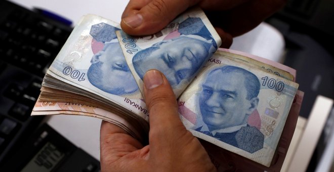 Billetes de la lira turca, con el retrato del fundador del país Mustafá Kemal Atatürk, en una casa de cambio de moneda en Estambul. REUTERS/Murad Sezer
