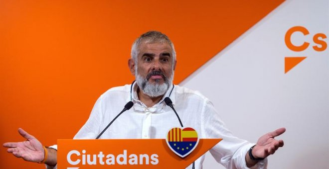 El portavoz de Ciudadanos en el Parlament, Carlos Carrizosa, atiende a los medios de comunicación para valorar la actualidad política. EFE/Quique García