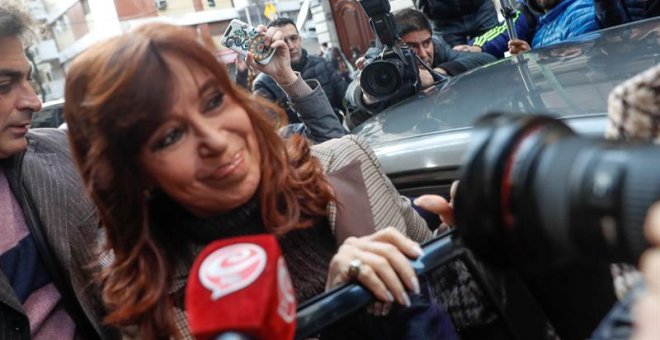 La expresidenta de Argentina Cristina Fernández (c) (2007-2015) sale hoy, 13 de agosto de 2018, de su casa para acudir a declarar como imputada. / EFE David Fernández