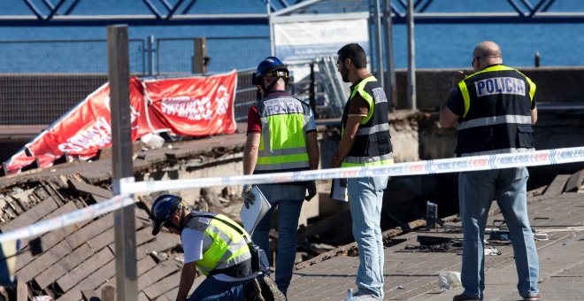 La policía científica inspecciona la zona del paseo marítimo tras el accidente ocurrido en uno de los conciertos del festival 'O Marisquiño' .EFE/Salvador Sas