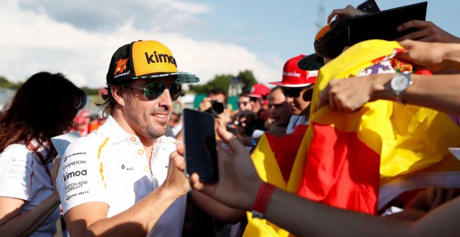 El piloto español de Fórmula 1, Fernando Alonso, firma autógrafos antes del Gran Premio de Húngría, el pasado julio. REUTERS/Bernadett Szabo