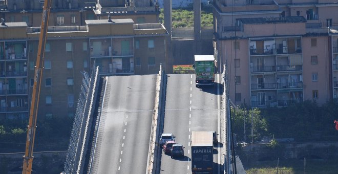 Una grúa trabaja en las labores de búsqueda de víctimas y retirada de los escombros del puente que el martes se desplomó en Génova (Italia. EFE/ Luca Zennaro