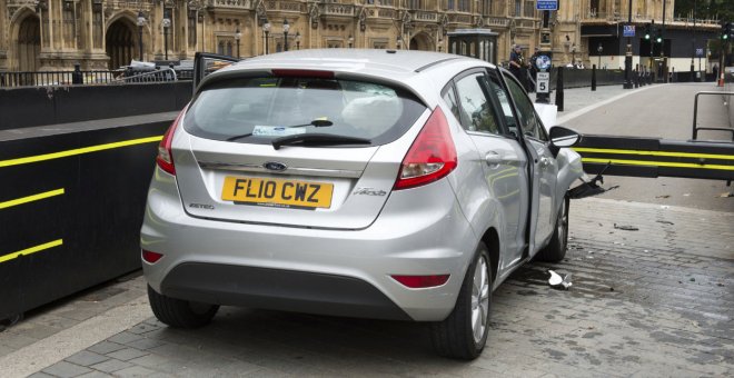 El vehículo con el que este martes un joven arrolló a varias personas cerca del Parlamento británico, en Londres. REUTERS