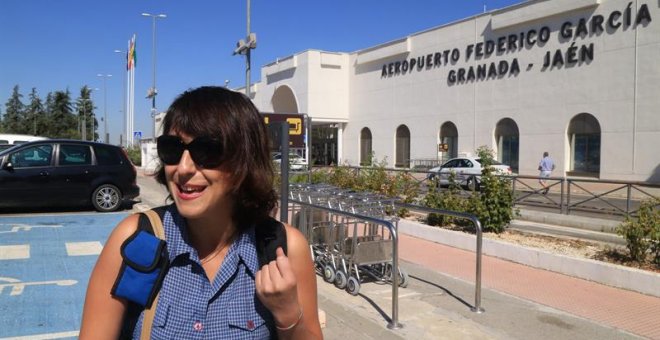 Juana Rivas, en el aeropuerto de Granada, desde donde ha viajado a Cerdeña. - EFE