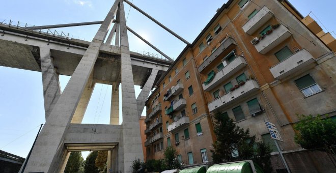 Vista de una vivienda bajo un puente que se derrumbó el pasado martes en Génova (Italia). EFE/ Luca Zennaro