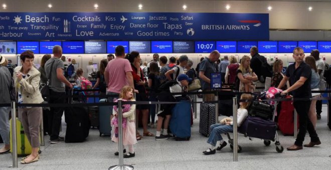 Pasajeros esperan para facturar en el aeropuerto de Gatwick, en el sur de Inglaterra - REUTERS