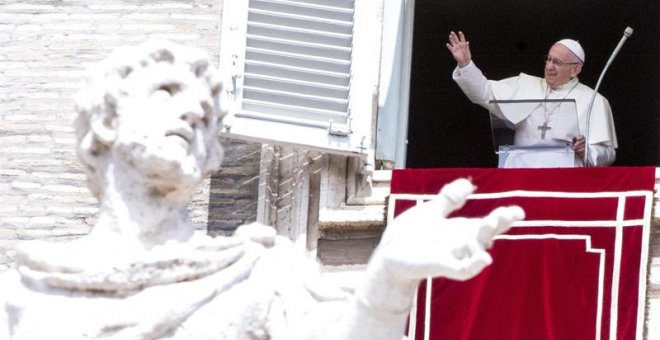 El papa Francisco en la ventana del palacio apostólico en la plaza de San Pedro en el Vaticano. - EFE