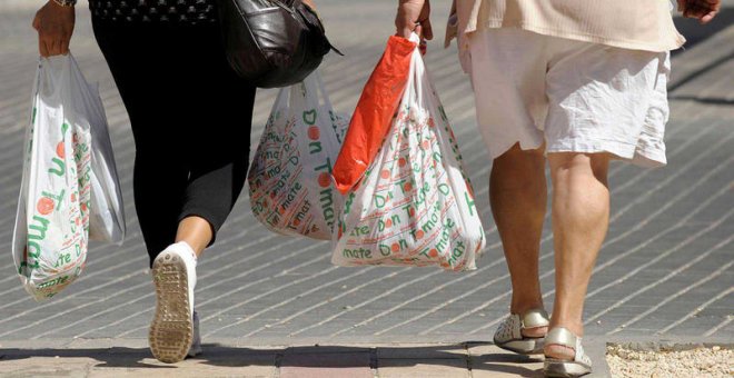 Dos mujeres llevan varias bolsas de plástico/EFE