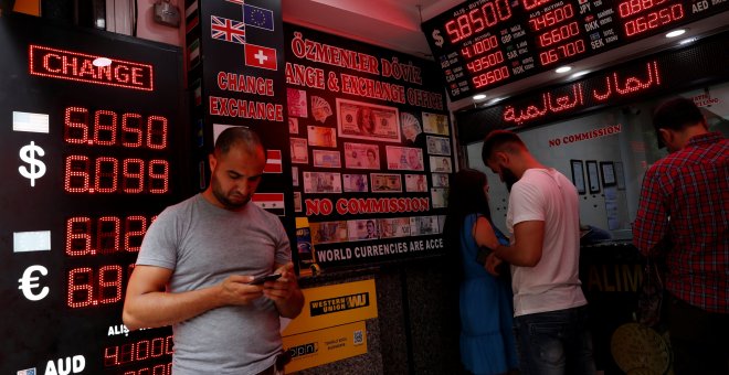 Varias personas en una oficina de cambio de moneda en Estambul. REUTERS/Murad Sezer