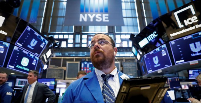Un operador  en el patio de negociación de la bolsa de Nueva York (NYSE, según sus siglas en inglés). REUTERS/Brendan McDermid