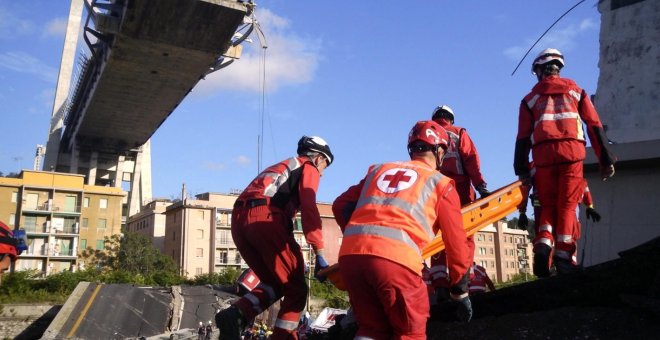 Trabajadores de la Cruz Roja de Italia buscan desaparecidos entre los escombros del puente Morandi en Génova. EFE