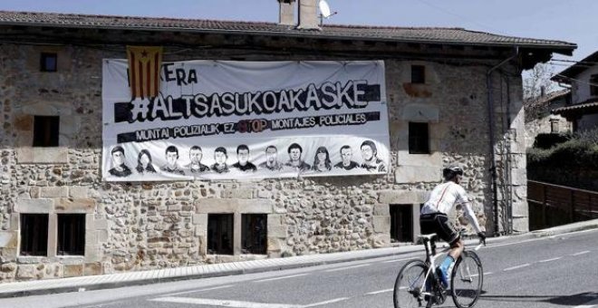 Pancarta en apoyo de la libertad de los ocho jóvenes condenados por una pelea de bar con dos guardias civiles | EFE