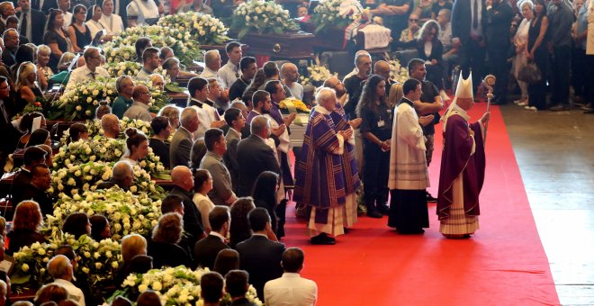 El arzobispo de Génova, el cardenal Angelo Bagnasco, al inicio del funeral de estado por las víctimas del derrumbe del puente Morandi. REUTERS/Stefano Rellandini