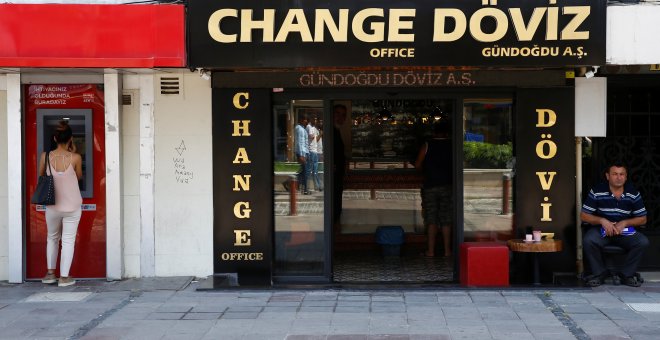 Una oficina de cambio de moneda en la ciudad turca de Esmirna. REUTERS/Osman Orsal