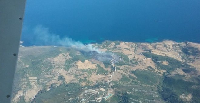 Imagen aérea de un incendio en Tarifa. EFE