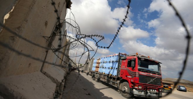 Un camión llega al paso de Kerem Shalom en Gaza. REUTERS/Ibraheem Abu Mustafa/Archivo