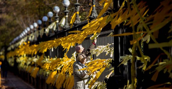 Lazos amarillos en el parque de la Ciutadella de Barcelona. EFE