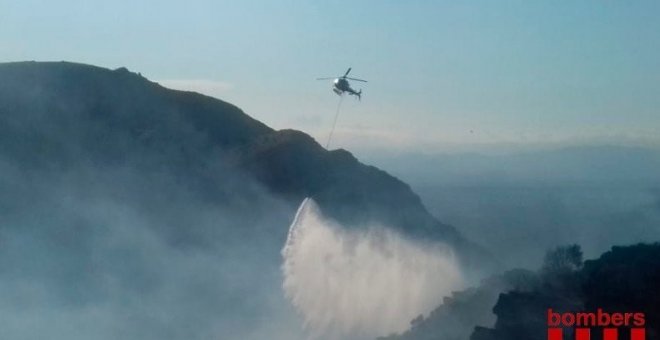 Imagen de las labores de extinción del fuego en Roses (Girona). EP