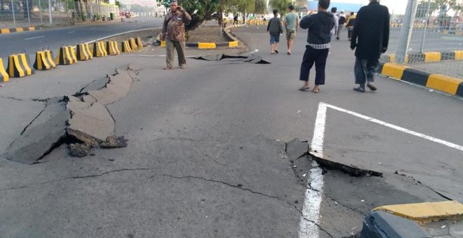 Una grieta emerge en una carretera en el puerto de Kayangan después de que un terremoto sacudiera la isla indonesia de Lombok. / Reuters