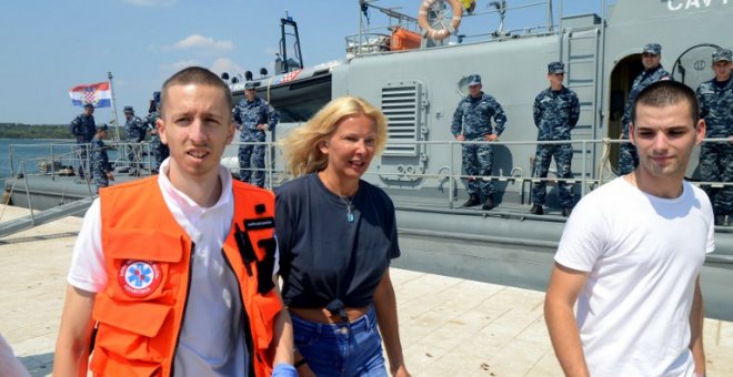 La turista británica Kay Longstaff (C) sale del barco de la guardia costera de Croacia en Pula, el 19 de agosto de 2018, que la salvó después de caerse de un crucero cerca de la costa croata.