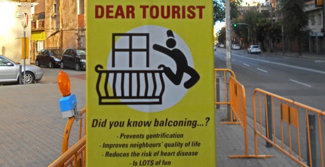 Imagen de uno de los carteles que incitan al 'balconing' - Twitter