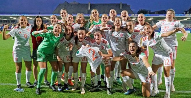 Las jugadoras de la selección española de fútbol femenino sub-20 celebran su pase a la final del Mundial en Francia. / EFE