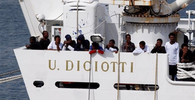 La embarcación, que rescató a los migrantes en la zona de búsqueda de Malta, ha protagonizado un nuevo episodio de rechazo. / REUTERS - ANTONIO PARRINELLO
