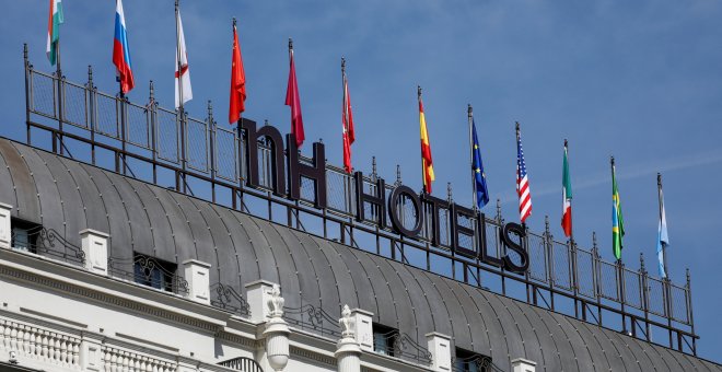 El logo de NH Hoteles en lo alto de uno de sus establecimientos en Madrid. REUTERS/Paul Hanna