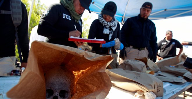 Forenses registran los restos óseos encontrados durante una búsqueda de tumbas clandestinas en México. / REUTERS - JOSE LUIS GONZALEZ
