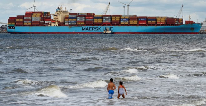 El buque de contenedores Maersk Sentosa, es ayudado por remolcadores en el rio Mersey, frente a Liverpool (Reino Unido). REUTERS/Phil Noble
