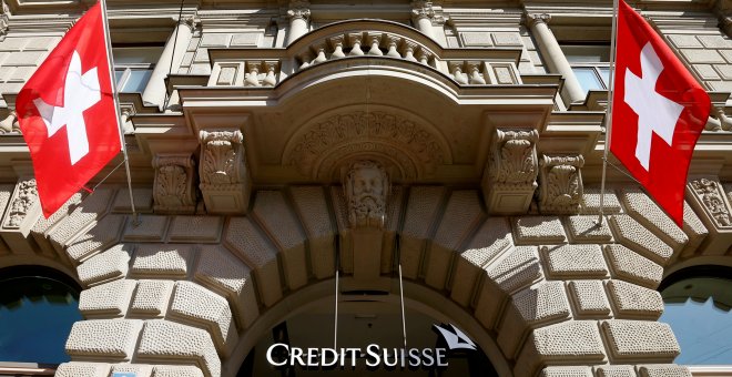 Banderas suizas en la entrada de la sede del banco Credit Suisse en Zurich. REUTERS/Arnd Wiegmann