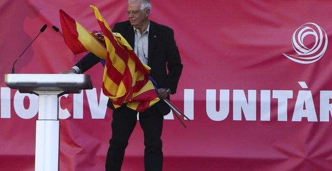 El ministro de Exteriores, Josep Borrell, en una manifestación por la unidad. EFE/Javier Etxezarreta