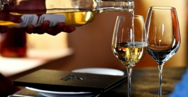 Una copa de vino en Sauternes, Francia. Ni siquiera la copita de vino es sana. AFP