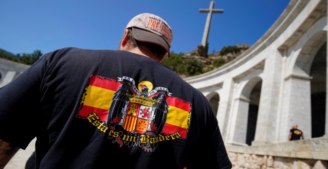 Un hombre con una camiseta con la bandera anticonstitucional en el Valle de los Caídos. REUTERS/Juan Medina