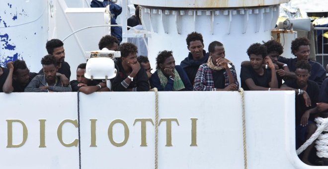 Inmigrantes a bordo del Diciotti continúan a la espera para desembarcar en el puerto de Catania. / EFE - Orietta Scardino