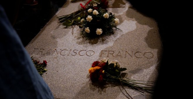 Flowers lie on the tomb of Spanish dictator Francisco Franco at El Valle de los Caidos (The Valley of the Fallen), the giant mausoleum holding the remains of Franco, in San Lorenzo de El Escorial, outside Madrid, Spain, August 24, 2018. REUTERS/Juan Medin