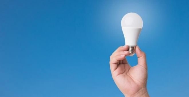 Aunque la fecha para dejar de fabricar bombillas halógenas es el 1 de septiembre, el stock de las diferentes empresas se podrá seguir vendiendo | EFE