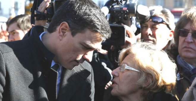 El presidente del Gobierno, Pedro Sánchez, junto a la alcaldesa de Madrid, Manuela Carmena. EFE/Archivo