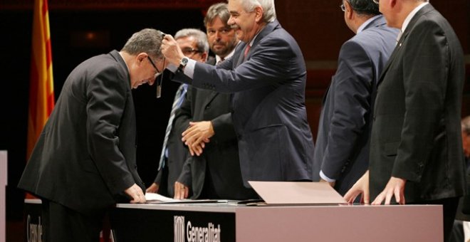 El historiador Josep Fontana recibió, en 2006, de manos del entonces presidente de la Generalitat Pasqual Maragall la Creu de Sant Jordi. E.P.