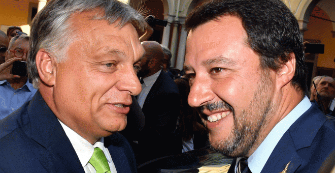 El ministro italiano del Interior, Matteo Salvini, recibe al primer ministro húngaro, Viktor Orban, antes de su encuentro en la Prefectura de Milán. EFE