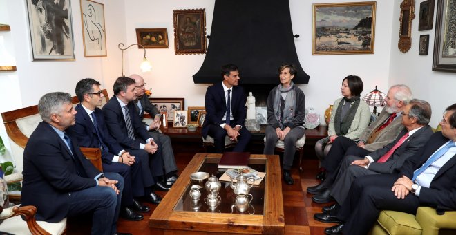 El presidente del Gobierno de España, Pedro Sánchez, conversa con la senadora chilena Isabel Allende durante el encuentro que han mantenido en la casa de Allende, en Santiago de Chile. EFE/J.J. Guillén