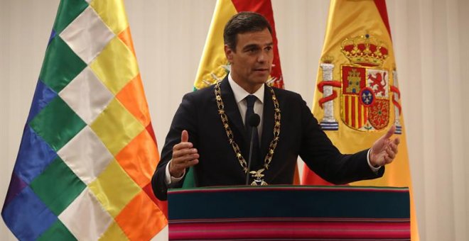 28/08/2018.- El presidente del Gobierno español, Pedro Sánchez, pronuncia unas palabras tras ser condecorado con el "Cóndor de los Andes" por el presidente de Bolivia, Evo Morales, hoy, martes 28 de agosto de 2018, en Santa Cruz (Bolivia). Pedro Sánchez l