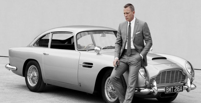 El actor aniel Craig, sobre el modelo de Aston Martin que utilizó en la película de James Bond 'Skyfall'.