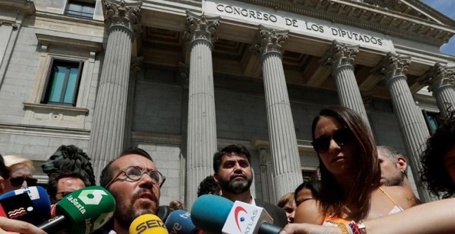 El secretario de Organización de Podemos, Pablo Echenique, hace declaraciones a la prensa tras la mesa fiscal entre el Gobierno y Unidos Podemos-En Comú Podem-En Marea, hoy en el Congreso. EFE/FERNANDO ALVARADO