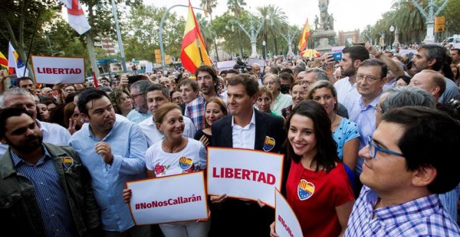 El presidente de Cs, Albert Rivera (3d), y la líder de esta formación en Cataluña, Inés Arrimadas (2d), junto al vicepresidente segundo de la cámara catalana, José María Espejo-Saavedra (d), el secretario de comunicación del partido, Fernando de Páramo (i