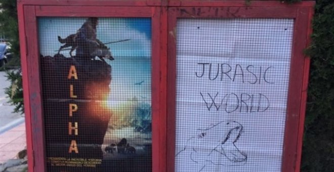 Un cine de verano de Murcia dibuja a mano el póster que anuncia la proyección de la película 'Jurassic World'./Twitter