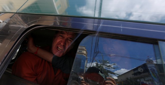 El reportero australiano James Ricketson, camino de la cárcel en Camboya tras ser condenado sin apenas pruebas. REUTERS